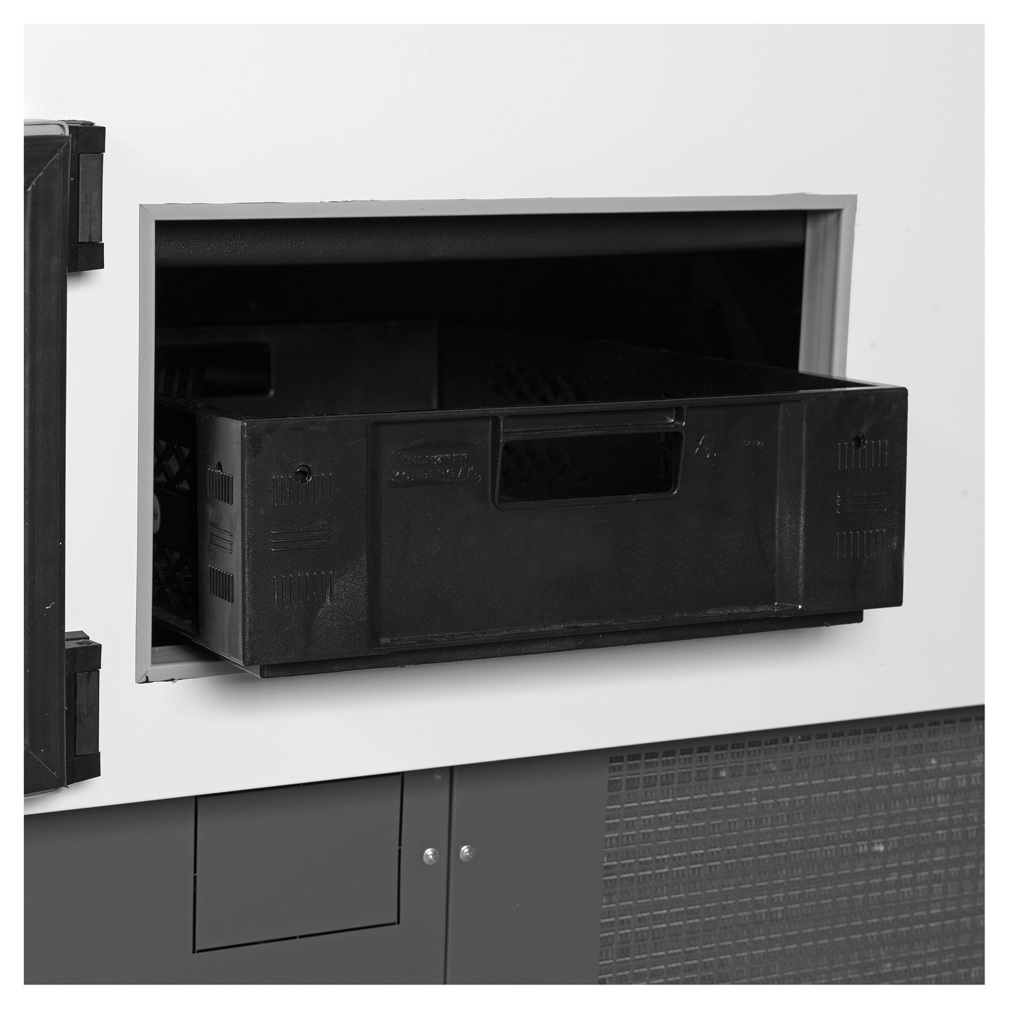 SOCB25082A - Serveringsdisk - Ventilerad delikatesserveringsdisk