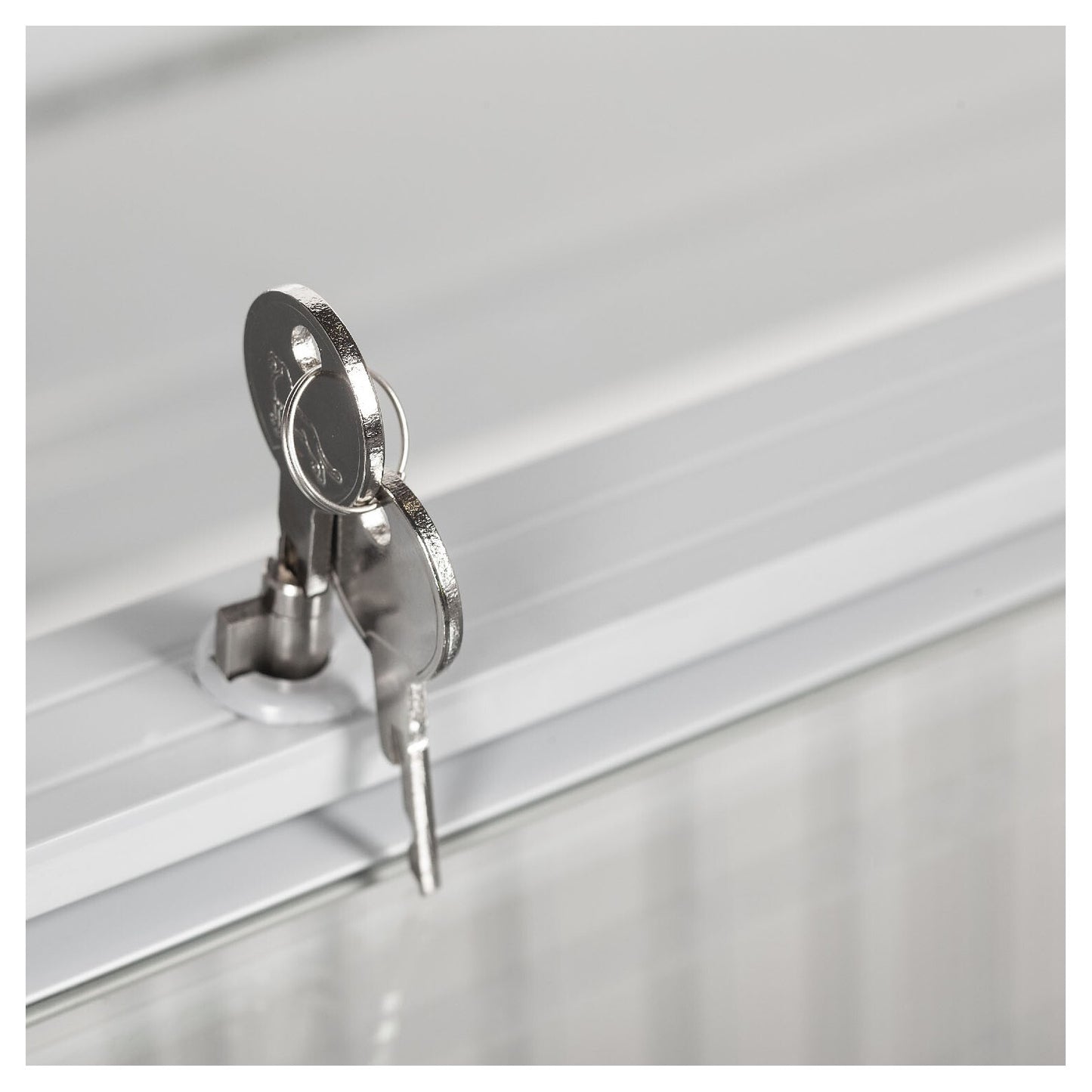 NIC101SCEB - Glassfrys - Elegant frysbox med kurvade skjutlock i glas