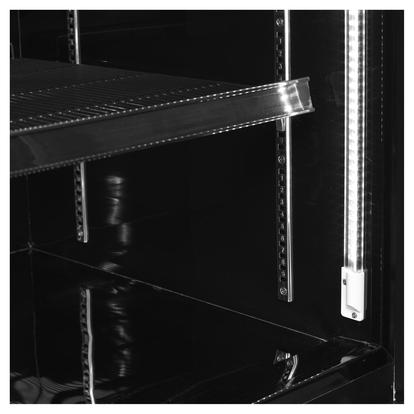Atom Maxi F3DBB - Displayfrysar - Svart displayfrys med justerbara hyllor
